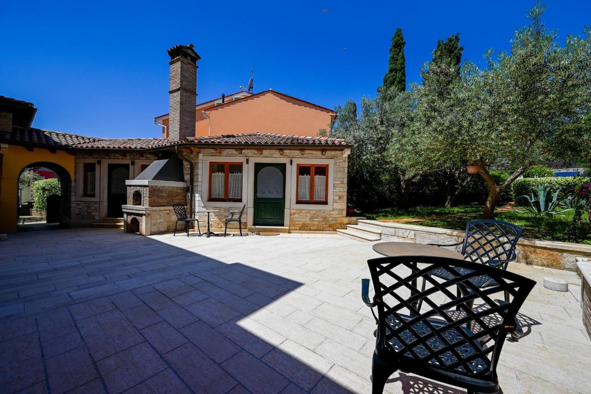 Отель Casa Degli Artisti Ровинь Экстерьер фото